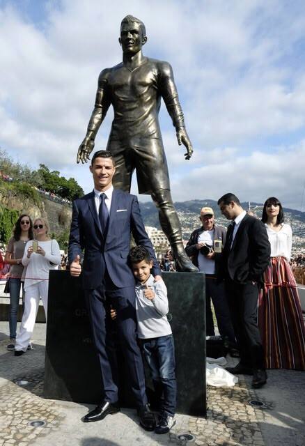 Cristiano Ronaldo unveils statue of himself2