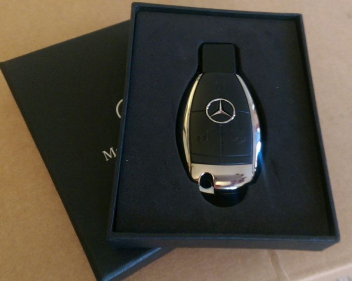 This Guy Made His Girlfriend Think She Was Getting A Mercedes For Xmas2