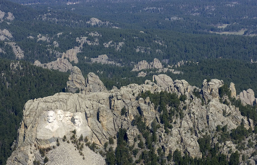 Iconic Landmarks Look Stunning Until You Zoom Out, Then Everything Changes10