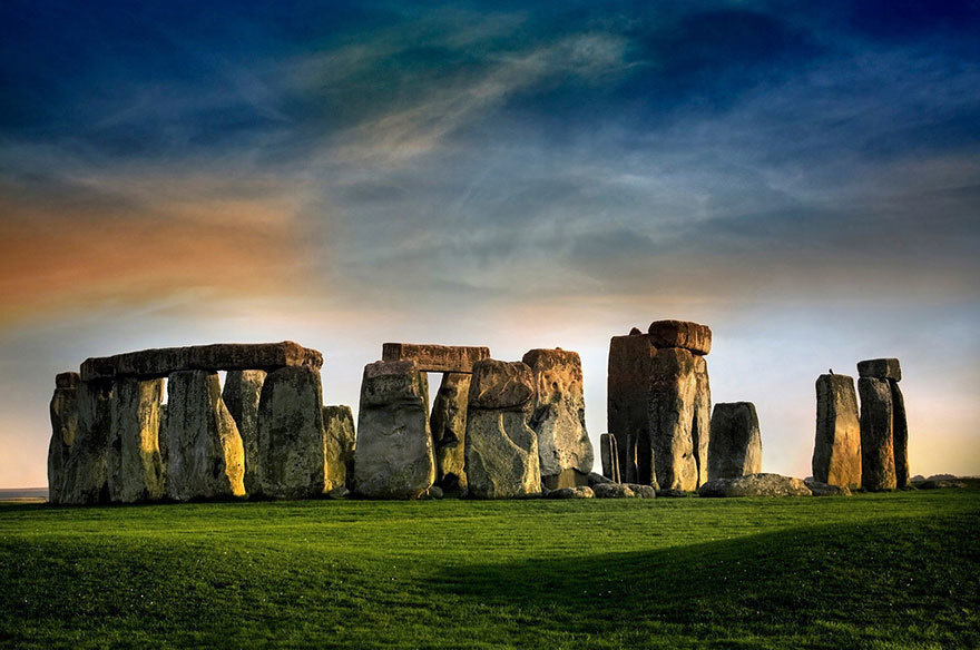 Iconic Landmarks Look Stunning Until You Zoom Out, Then Everything Changes3