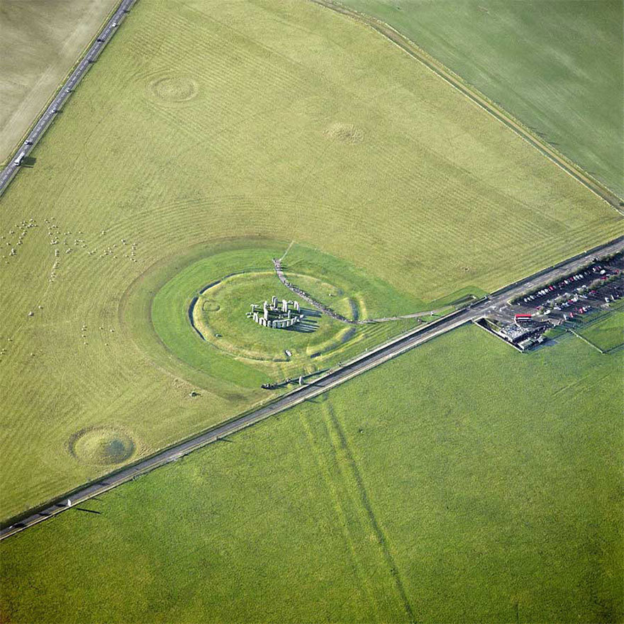 Iconic Landmarks Look Stunning Until You Zoom Out, Then Everything Changes4