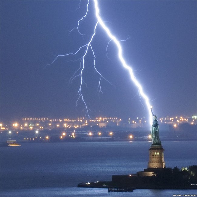 Photos of Lightning Striking Famous Places statue of liberty