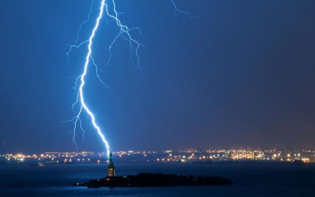 Photos of Lightning Striking Famous Places statue of liberty2