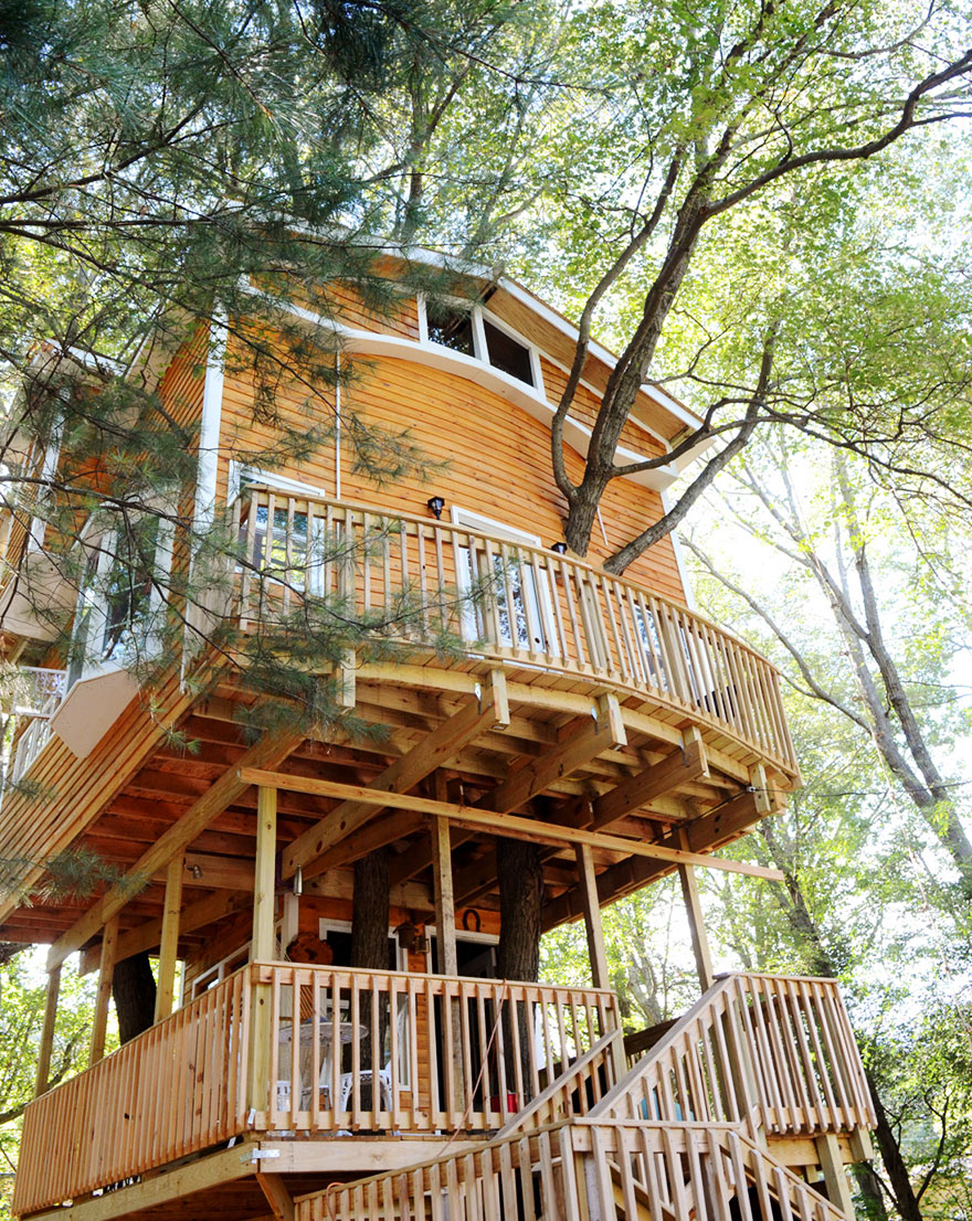Grandfather Builds Epic 3-Story, Treehouse For His Grandkids