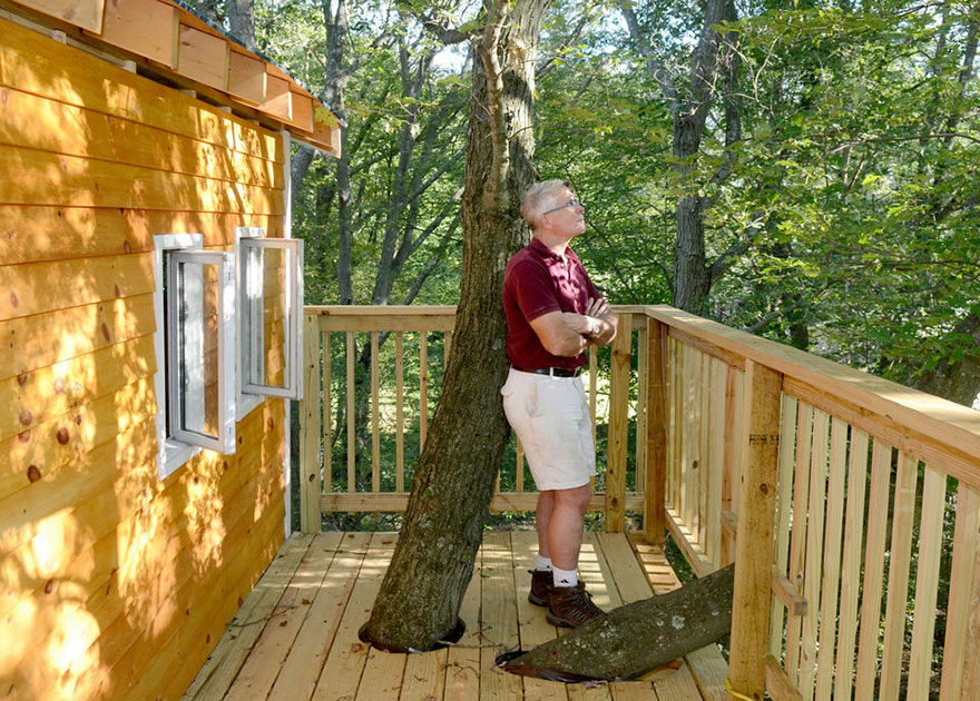 Grandfather Builds Epic 3-Story, Treehouse For His Grandkids2